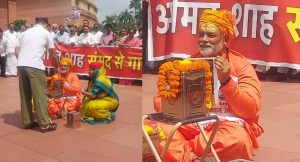 लखनऊ में सनातन रक्षा संगठन का प्रदर्शन, पप्पू यादव की शवयात्रा निकाली; राहुल-अखिलेश की तस्वीरों पर बरसीं चप्पलें