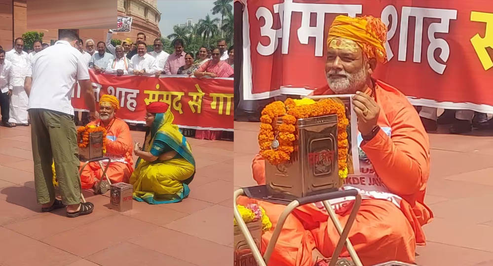 लखनऊ में सनातन रक्षा संगठन का प्रदर्शन, पप्पू यादव की शवयात्रा निकाली; राहुल-अखिलेश की तस्वीरों पर बरसीं चप्पलें