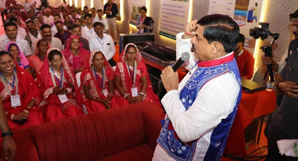 CM डॉ. यादव ने कृषि सखियों से किया संवाद, किसान महिलाओं ने बताई बढ़ती आय की सफलता की कहानी CM डॉ. यादव ने कृषि सखियों से किया संवाद, किसान महिलाओं ने बताई बढ़ती आय की सफलता की कहानी