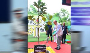 राज्यपाल ने ‘एक पेड़ मां के नाम’ अभियान के तहत लगाया पौधा राज्यपाल ने ‘एक पेड़ मां के नाम’ अभियान के तहत लगाया पौधा