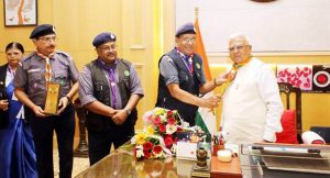 राज्यपाल पटेल ने स्काउट्स एवं गाइड स्कार्फ धारण किया राज्यपाल पटेल ने स्काउट्स एवं गाइड स्कार्फ धारण किया