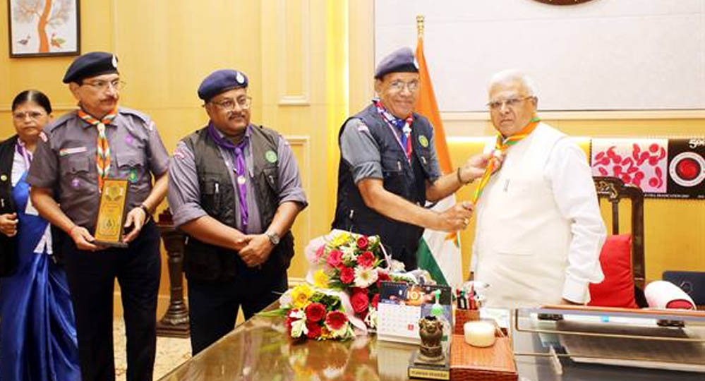 राज्यपाल पटेल ने स्काउट्स एवं गाइड स्कार्फ धारण किया राज्यपाल पटेल ने स्काउट्स एवं गाइड स्कार्फ धारण किया