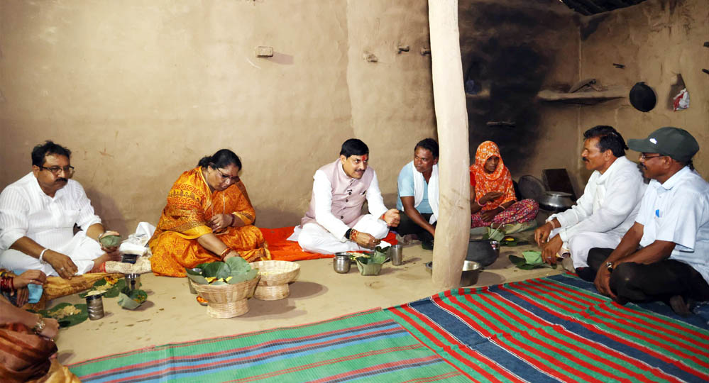 थांदला में जनजातीय परिवार के बीच पहुंचे मुख्यमंत्री डॉ. यादव, बसंत सिंह बामनिया के घर किया भोजन थांदला में जनजातीय परिवार के बीच पहुंचे मुख्यमंत्री डॉ. यादव, बसंत सिंह बामनिया के घर किया भोजन