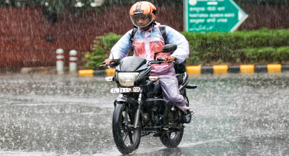 Weather Update: यूपी से बिहार तक बारिश का दौर जारी, गुजरात में रेड अलर्ट; अगस्त के मौसम का IMD अपडेट