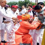 संसद भवन परिसर में भगवा के अपमान से संत समाज क्रोधित, निशाने पर पप्पू, राहुल और अखिलेश