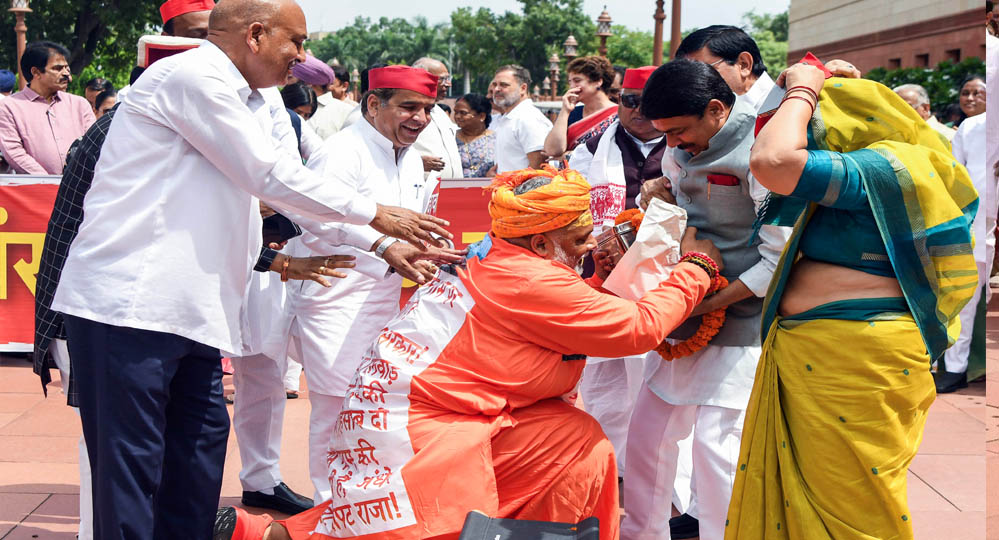 संसद भवन परिसर में भगवा के अपमान से संत समाज क्रोधित, निशाने पर पप्पू, राहुल और अखिलेश संसद भवन परिसर में भगवा के अपमान से संत समाज क्रोधित, निशाने पर पप्पू, राहुल और अखिलेश