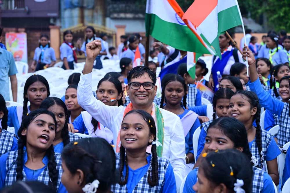 रिमझिम बारिश में निकली भव्य तिरंगा यात्रा, देशभक्ति से सराबोर हुआ रायगढ़ रिमझिम बारिश में निकली भव्य तिरंगा यात्रा, देशभक्ति से सराबोर हुआ रायगढ़