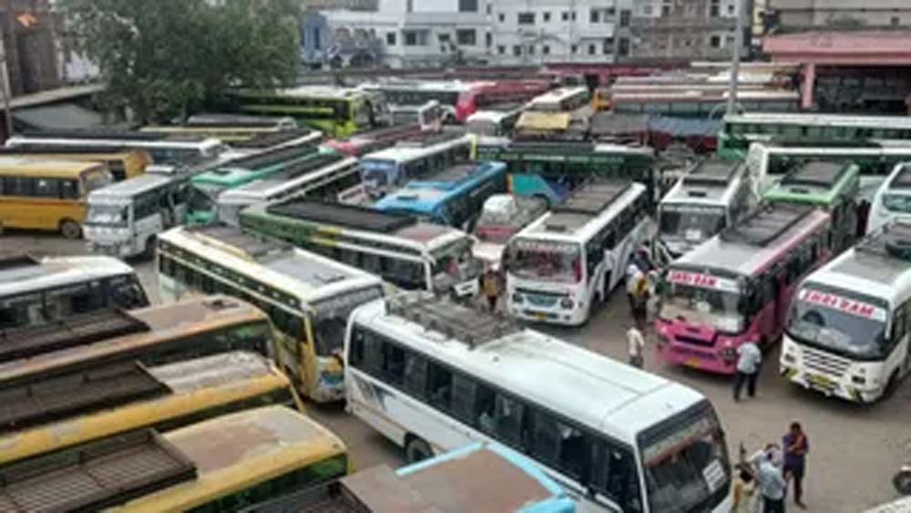 मुफ्त सफर के आदेश बेअसर, रक्षाबंधन पर बहनों से किराया वसूली; बसों की कमी से यात्री बेहाल
