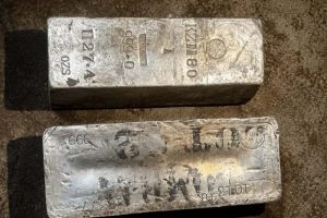 हवेली से 10-15 चांदी की सिल्लियां और सोने के सिक्कों का दावा, पुलिस को मिली सिर्फ 2 सिल्लियां हवेली से 10-15 चांदी की सिल्लियां और सोने के सिक्कों का दावा, पुलिस को मिली सिर्फ 2 सिल्लियां
