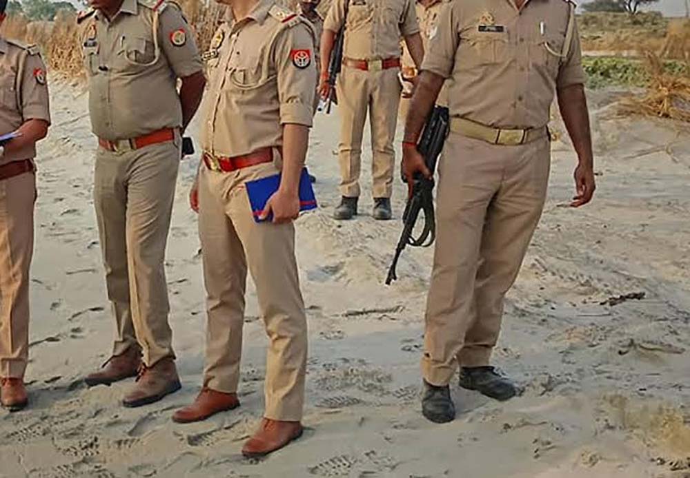 देवरिया में देर रात मुठभेड़, पुलिस की गोली से बदमाश घायल; पिस्टल और कारतूस बरामद देवरिया में देर रात मुठभेड़, पुलिस की गोली से बदमाश घायल; पिस्टल और कारतूस बरामद