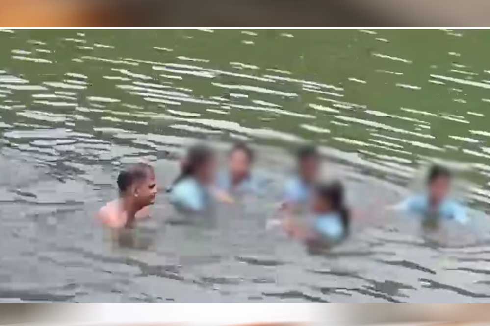 पिकनिक के दौरान डैम में बिना कपड़ों के नहाता दिखा प्रिंसिपल, VIDEO वायरल होते ही हुआ एक्शन