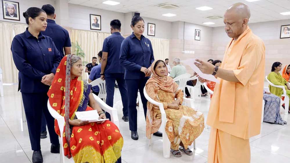 5 गायों के बाद बढ़ाना चाहती थीं पशुपालन, जनता दर्शन में पूनम की फरियाद सुन CM योगी ने दिया बड़ा आदेश