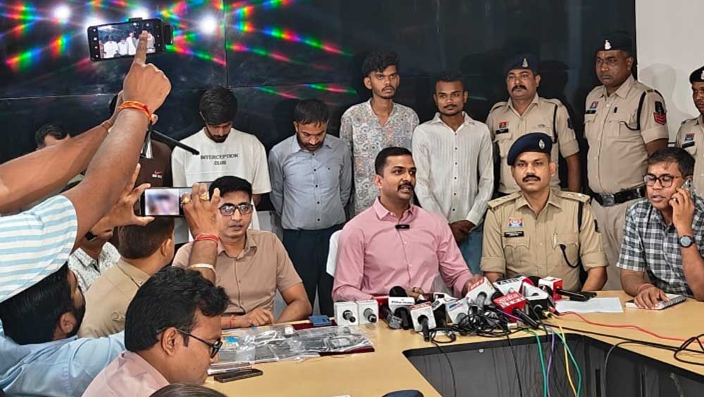 IGKV पेपर लीक केस में बड़ी कार्रवाई, प्रोफेसर सहित 6 आरोपी गिरफ्तार; 36 घंटे में खुला राज IGKV पेपर लीक केस में बड़ी कार्रवाई, प्रोफेसर सहित 6 आरोपी गिरफ्तार; 36 घंटे में खुला राज