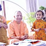 रक्षाबंधन पर भावुक दिखे CM योगी, बच्चियों से बंधवाई राखी और बोले- खूब पढ़ो-लिखो रक्षाबंधन पर भावुक दिखे CM योगी, बच्चियों से बंधवाई राखी और बोले- खूब पढ़ो-लिखो