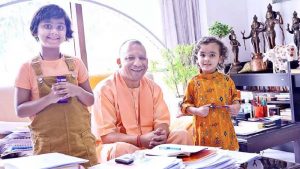 रक्षाबंधन पर भावुक दिखे CM योगी, बच्चियों से बंधवाई राखी और बोले- खूब पढ़ो-लिखो रक्षाबंधन पर भावुक दिखे CM योगी, बच्चियों से बंधवाई राखी और बोले- खूब पढ़ो-लिखो