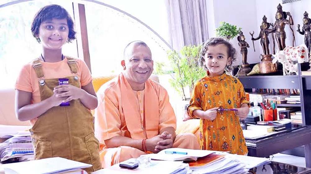 रक्षाबंधन पर भावुक दिखे CM योगी, बच्चियों से बंधवाई राखी और बोले- खूब पढ़ो-लिखो