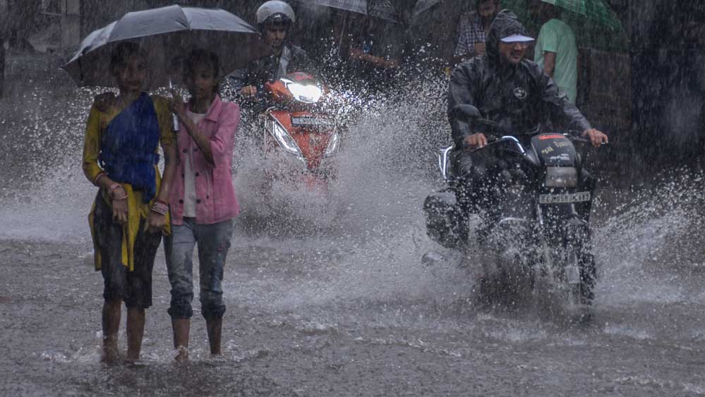 MP में आज झमाझम बारिश का अलर्ट! 5 जिलों में अति भारी वर्षा, 20 जिलों में भी तेज पानी के आसार MP में आज झमाझम बारिश का अलर्ट! 5 जिलों में अति भारी वर्षा, 20 जिलों में भी तेज पानी के आसार