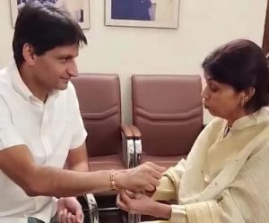 रक्षाबंधन पर सजा नेताओं की कलाई पर प्यार का धागा, CM सैनी को स्कूली छात्राओं ने बांधी राखी रक्षाबंधन पर सजा नेताओं की कलाई पर प्यार का धागा, CM सैनी को स्कूली छात्राओं ने बांधी राखी