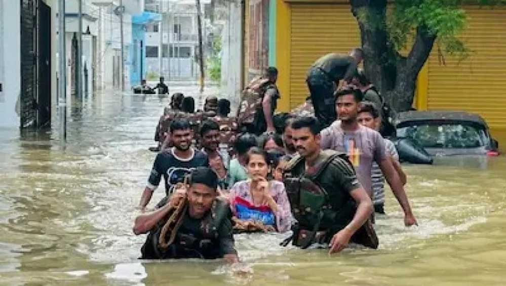बाढ़ प्रभावितों तक तेजी से पहुंच रही राहत, 16 जिलों में जारी है मदद अभियान बाढ़ प्रभावितों तक तेजी से पहुंच रही राहत, 16 जिलों में जारी है मदद अभियान