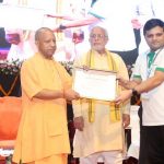 मुख्यमंत्री योगी ने प्रदेश के विकास में योगदान देने वाले उद्यमियों को किया सम्मानित
