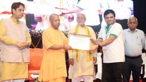 मुख्यमंत्री योगी ने प्रदेश के विकास में योगदान देने वाले उद्यमियों को किया सम्मानित