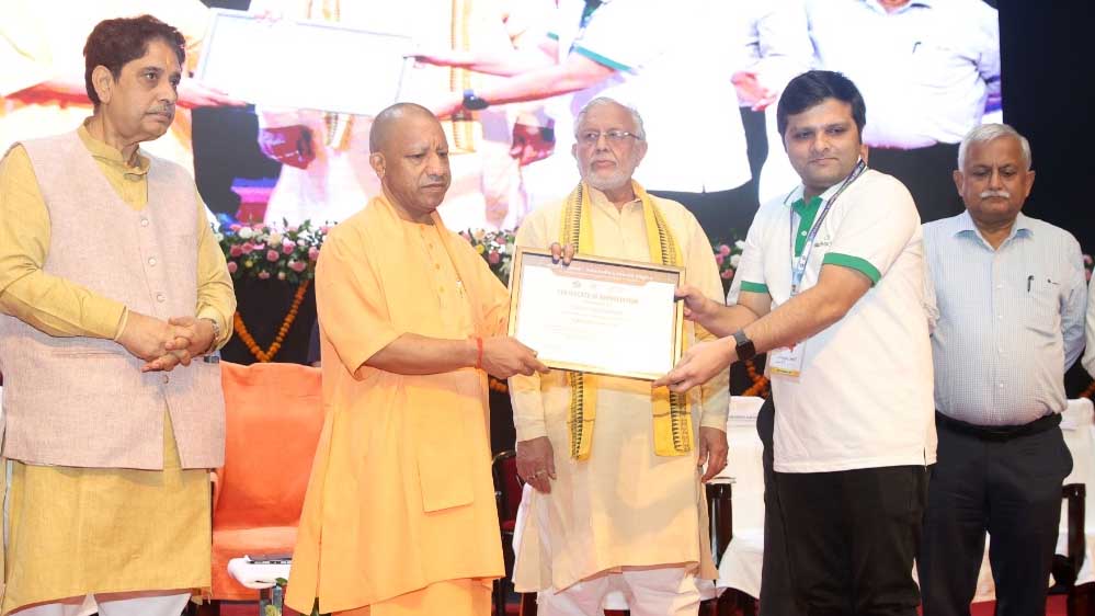 मुख्यमंत्री योगी ने प्रदेश के विकास में योगदान देने वाले उद्यमियों को किया सम्मानित