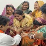 रायपुर में बिहान की दीदियों ने डिप्टी सीएम विजय शर्मा को बांधी राखी, साझा किए गुजरात भ्रमण के अनुभव रायपुर में बिहान की दीदियों ने डिप्टी सीएम विजय शर्मा को बांधी राखी, साझा किए गुजरात भ्रमण के अनुभव