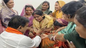 रायपुर में बिहान की दीदियों ने डिप्टी सीएम विजय शर्मा को बांधी राखी, साझा किए गुजरात भ्रमण के अनुभव रायपुर में बिहान की दीदियों ने डिप्टी सीएम विजय शर्मा को बांधी राखी, साझा किए गुजरात भ्रमण के अनुभव