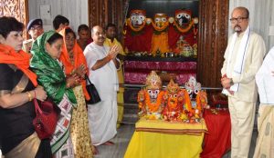 रायपुर : रक्षाबंधन पर राज्यपाल रमेन डेका ने भगवान जगन्नाथ के दर्शन कर बांधा रक्षासूत्र