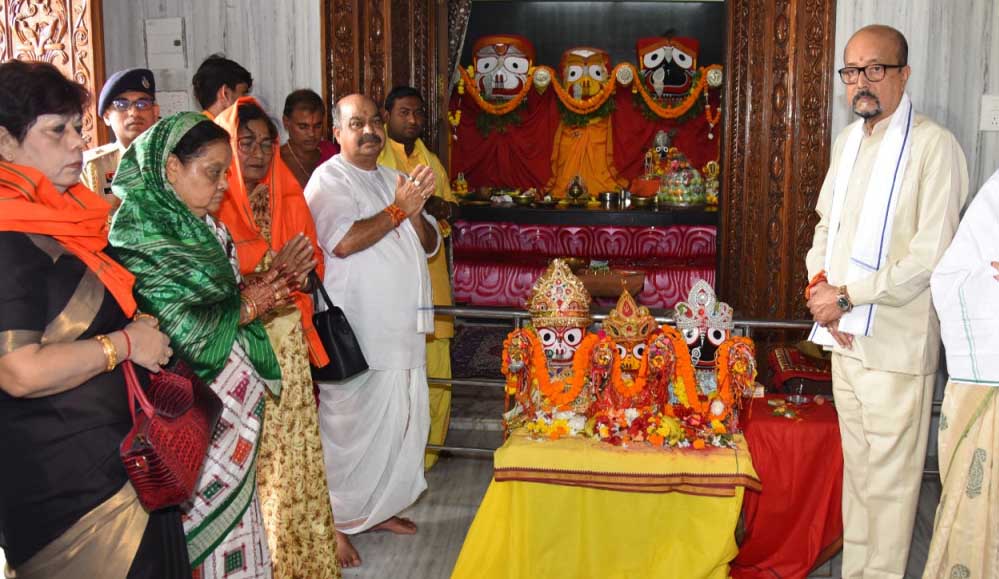 रायपुर : रक्षाबंधन पर राज्यपाल रमेन डेका ने भगवान जगन्नाथ के दर्शन कर बांधा रक्षासूत्र