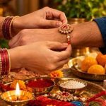 रक्षाबंधन पर खास आयोजन! हनुमान जी को 12 फीट की राखी, महिलाओं के खाते में आएंगे ₹1000