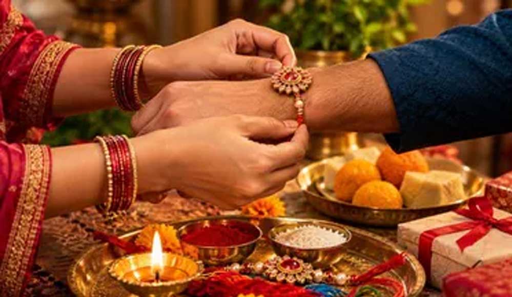 रक्षाबंधन पर खास आयोजन! हनुमान जी को 12 फीट की राखी, महिलाओं के खाते में आएंगे ₹1000
