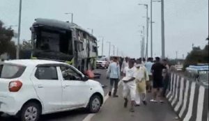 भीषण बस हादसा! ब्रिज की दीवार से टक्कर के बाद 4 की मौत, साइबर इंस्पेक्टर भी शामिल