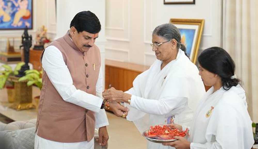 रक्षाबंधन पर CM डॉ. यादव को बहनों ने बांधी राखी, माउंट आबू संगोष्ठी में आने का न्योता