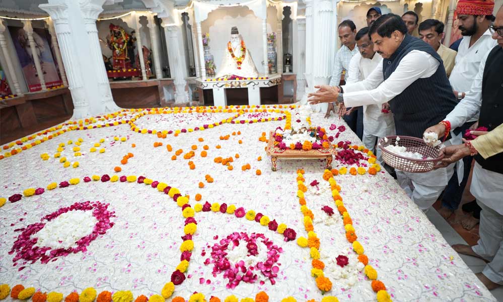 उज्जैन में CM डॉ. यादव ने वाल्मीकि धाम आश्रम में किया छड़ी-पूजन, दी भुजरिया पर्व की शुभकामनाएं
