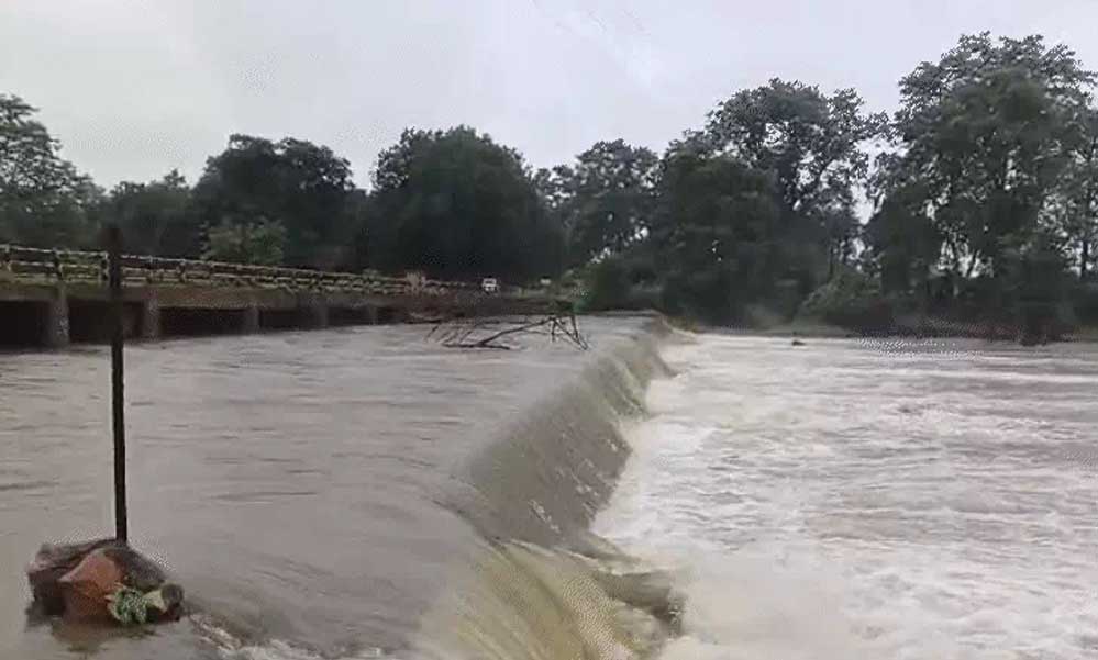 मंदाकिनी नदी का रौद्र रूप, नागौद थाने में घुसा पानी; चित्रकूट में जलभराव से हाल बेहाल मंदाकिनी नदी का रौद्र रूप, नागौद थाने में घुसा पानी; चित्रकूट में जलभराव से हाल बेहाल