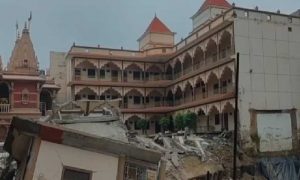 स्वामी नारायण मंदिर का एक हिस्सा अचानक ढहा, प्रयागराज में कई महीनों से चल रहा था निर्माण कार्य स्वामी नारायण मंदिर का एक हिस्सा अचानक ढहा, प्रयागराज में कई महीनों से चल रहा था निर्माण कार्य
