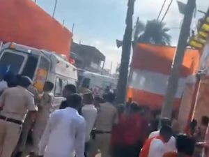 लखीसराय में सावन की सोमवारी पर हादसा: बिजली पोल गिरने की अफवाह से मची भगदड़ लखीसराय में सावन की सोमवारी पर हादसा: बिजली पोल गिरने की अफवाह से मची भगदड़