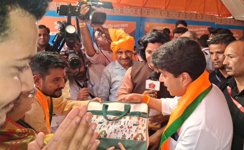 राहुल गांधी के इंदौर दौरे पर डिप्टी CM देवड़ा का हमला, बोले- सही नीति वाली पार्टी के साथ युवा राहुल गांधी के इंदौर दौरे पर डिप्टी CM देवड़ा का हमला, बोले- सही नीति वाली पार्टी के साथ युवा