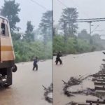 डोडा डैम टूटने से पटरियां बनीं दरिया, रेलकर्मी की लाल झंडी के पीछे धीरे-धीरे निकली ट्रेन डोडा डैम टूटने से पटरियां बनीं दरिया, रेलकर्मी की लाल झंडी के पीछे धीरे-धीरे निकली ट्रेन