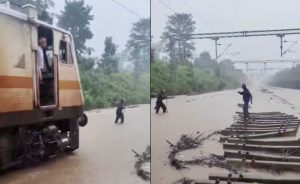 डोडा डैम टूटने से पटरियां बनीं दरिया, रेलकर्मी की लाल झंडी के पीछे धीरे-धीरे निकली ट्रेन डोडा डैम टूटने से पटरियां बनीं दरिया, रेलकर्मी की लाल झंडी के पीछे धीरे-धीरे निकली ट्रेन