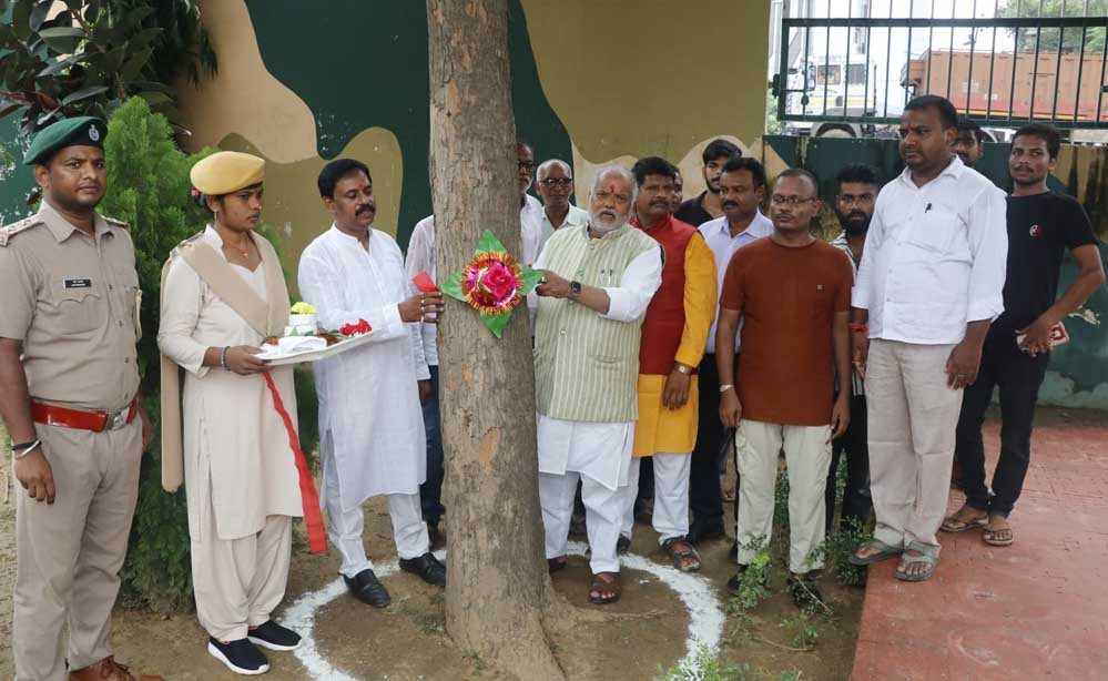 पर्यावरण की रक्षा करना हमारा सर्वोच्च कर्तव्य: मंत्री श्रवण कुमार ने महोगनी के पौधे को बांधी राखी