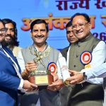 राष्ट्रीय खेल दिवस पर मुख्यमंत्री विष्णु देव साय ने 126 खिलाड़ियों एवं प्रशिक्षकों को प्रदान किए राज्य खेल अलंकरण राष्ट्रीय खेल दिवस पर मुख्यमंत्री विष्णु देव साय ने 126 खिलाड़ियों एवं प्रशिक्षकों को प्रदान किए राज्य खेल अलंकरण