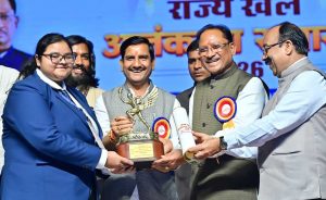 राष्ट्रीय खेल दिवस पर मुख्यमंत्री विष्णु देव साय ने 126 खिलाड़ियों एवं प्रशिक्षकों को प्रदान किए राज्य खेल अलंकरण राष्ट्रीय खेल दिवस पर मुख्यमंत्री विष्णु देव साय ने 126 खिलाड़ियों एवं प्रशिक्षकों को प्रदान किए राज्य खेल अलंकरण