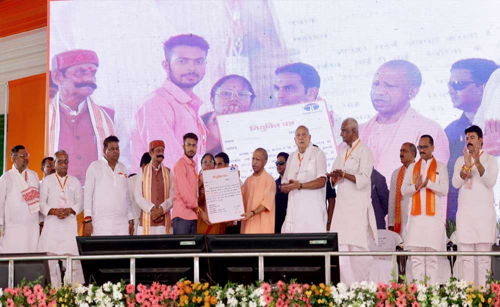 जनता दर्शन में सीएम योगी आदित्यनाथ ने सुनीं 200 लोगों की समस्याएं