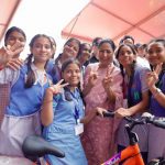 सीएम रेखा गुप्ता ने शुरू की विद्या वाहिनी योजना, छात्राओं को मिलीं साइकिलें
