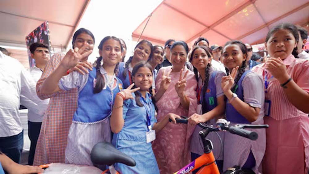 सीएम रेखा गुप्ता ने शुरू की विद्या वाहिनी योजना, छात्राओं को मिलीं साइकिलें