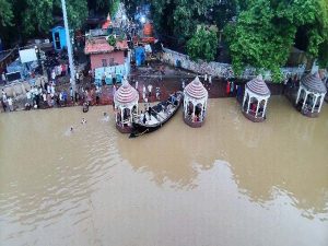 गंगा का पानी उतरने लगा, किसानों की बढ़ी चिंता; कई एकड़ फसल डूबने से नुकसान
