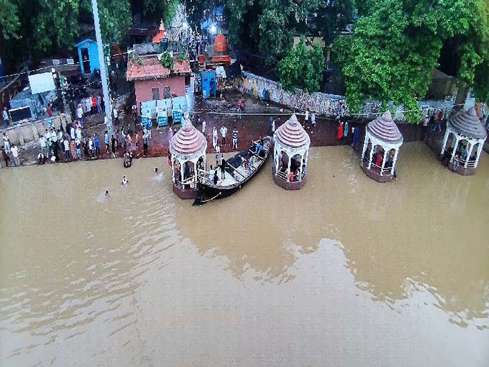 गंगा का पानी उतरने लगा, किसानों की बढ़ी चिंता; कई एकड़ फसल डूबने से नुकसान गंगा का पानी उतरने लगा, किसानों की बढ़ी चिंता; कई एकड़ फसल डूबने से नुकसान