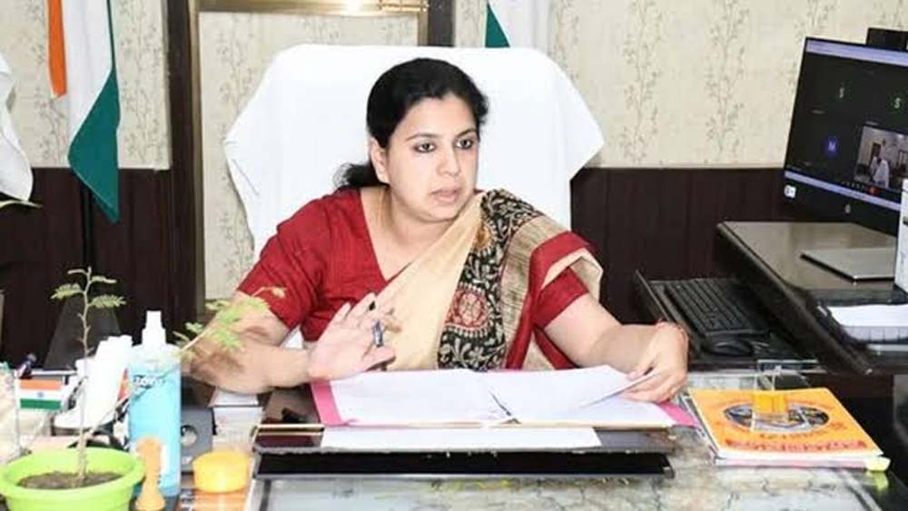 तीन जिलों की DM रहीं दिव्या मित्तल ने छोड़ी IAS की नौकरी, बोलीं- ‘आज आभार से आंखें नम हैं’